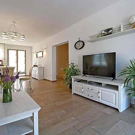 Elegant With Private Pool In