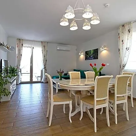 Elegant With Private Pool In
