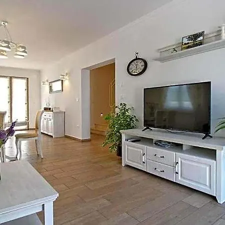 Elegant With Private Pool In