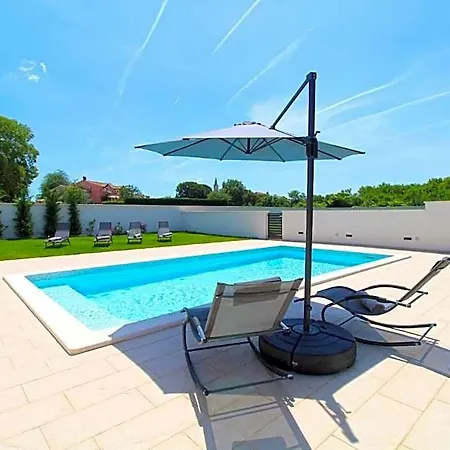 Hotel Elegant With Private Pool In