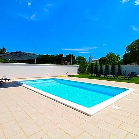 Elegant With Private Pool In *