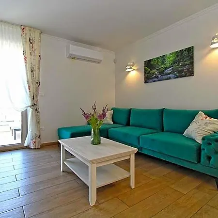 Elegant With Private Pool In *