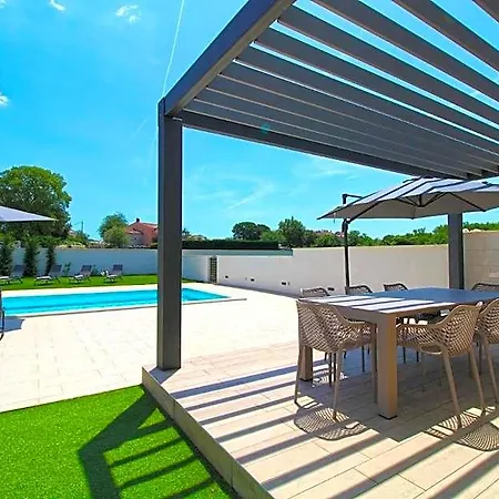 Elegant With Private Pool In
