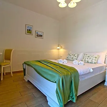 Elegant With Private Pool In *