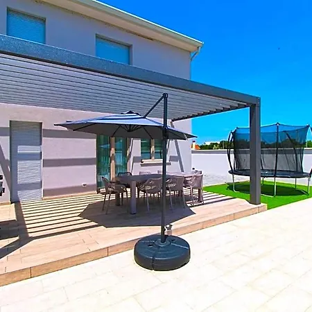 Elegant With Private Pool In